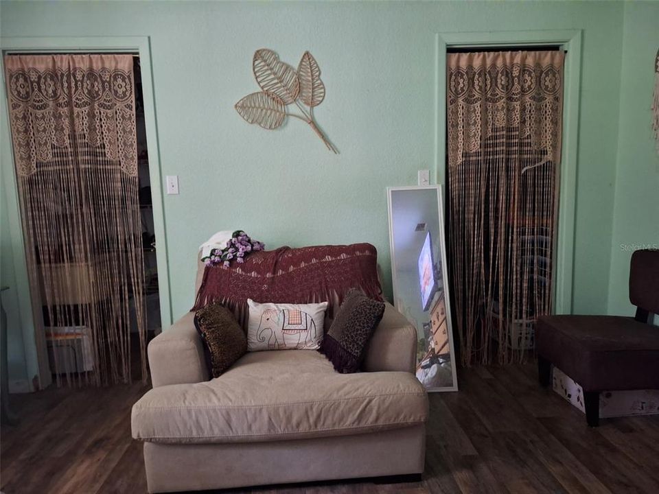 For Sale: $375,000 (3 beds, 3 baths, 2114 Square Feet)