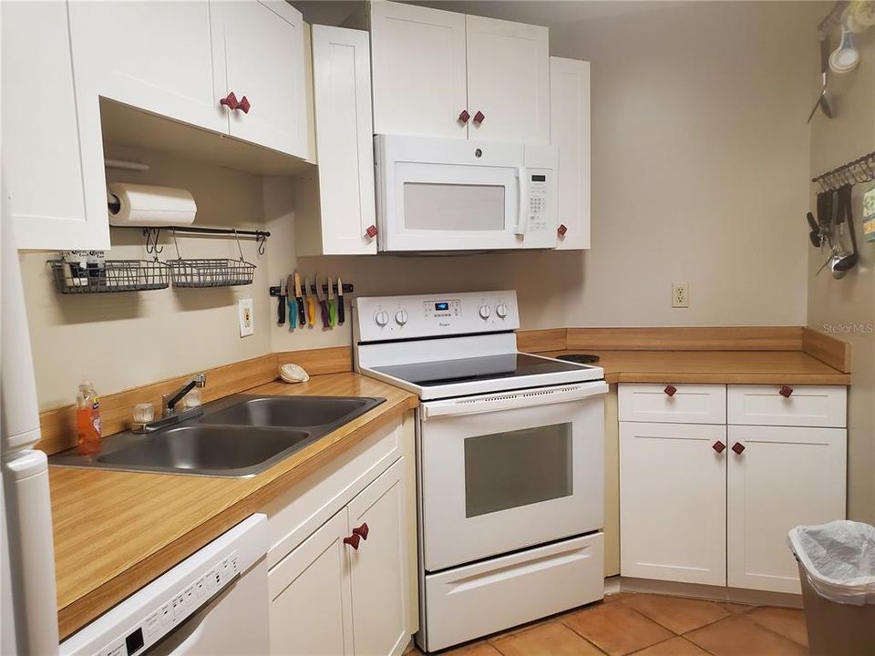 Active With Contract: $217,500 (1 beds, 1 baths, 665 Square Feet)
