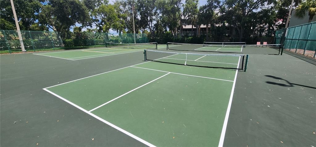 Active With Contract: $217,500 (1 beds, 1 baths, 665 Square Feet)