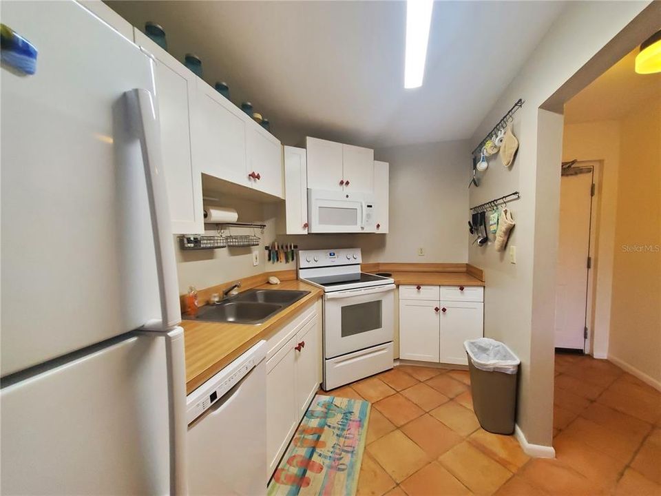 Active With Contract: $217,500 (1 beds, 1 baths, 665 Square Feet)