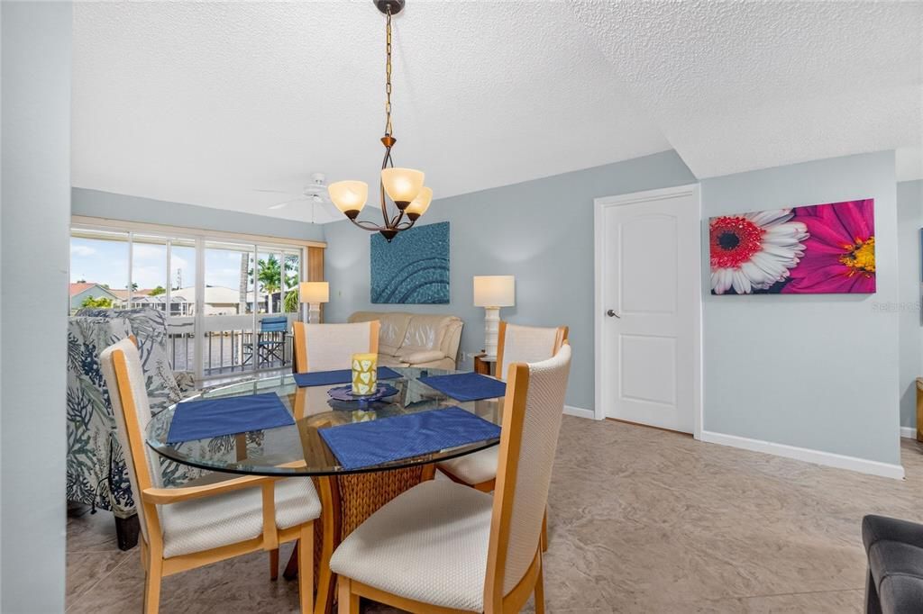 For Sale: $189,000 (2 beds, 2 baths, 1114 Square Feet)