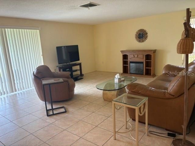 Active With Contract: $325,000 (2 beds, 2 baths, 1155 Square Feet)