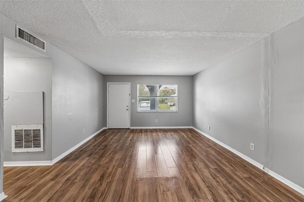 For Rent: $950 (2 beds, 1 baths, 650 Square Feet)