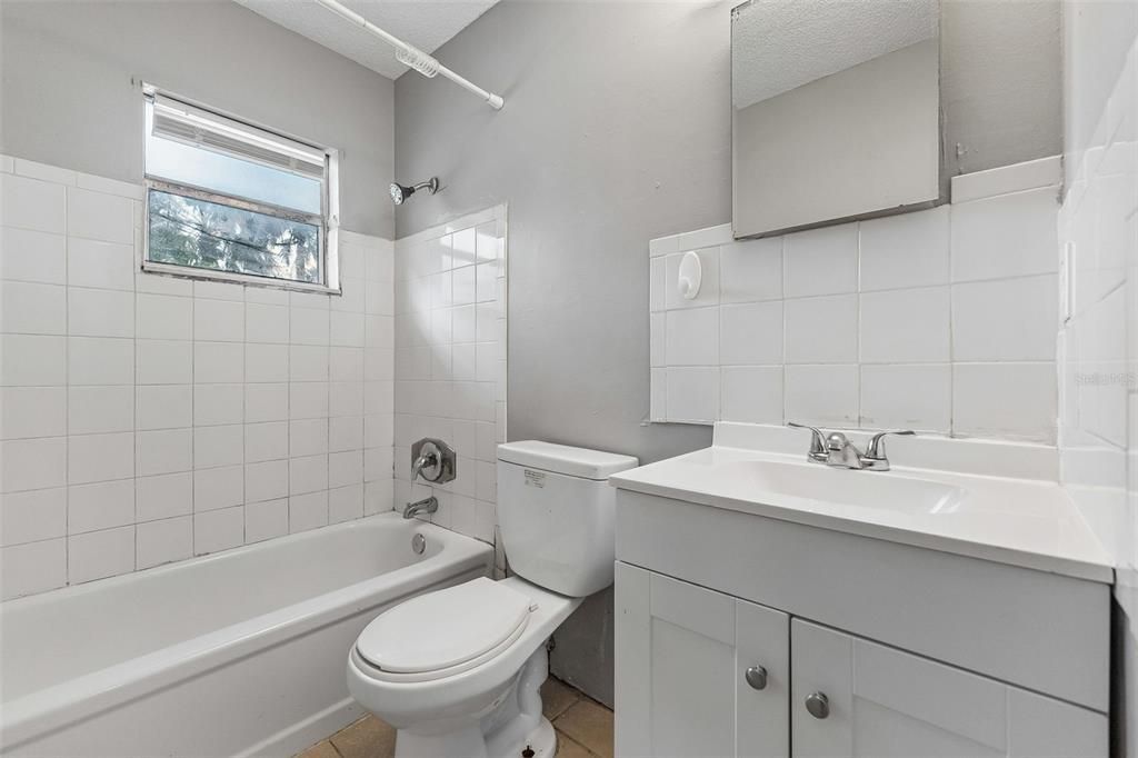 For Rent: $950 (2 beds, 1 baths, 650 Square Feet)