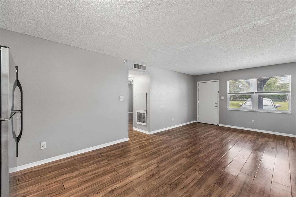 For Rent: $950 (2 beds, 1 baths, 650 Square Feet)