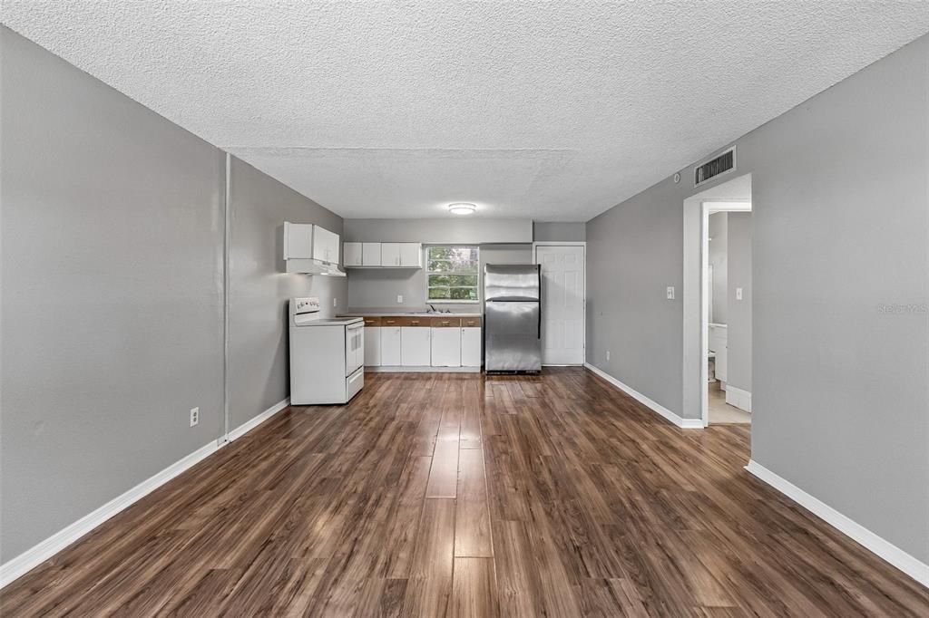 For Rent: $950 (2 beds, 1 baths, 650 Square Feet)