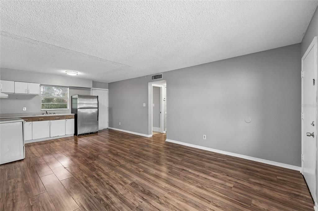 For Rent: $950 (2 beds, 1 baths, 650 Square Feet)
