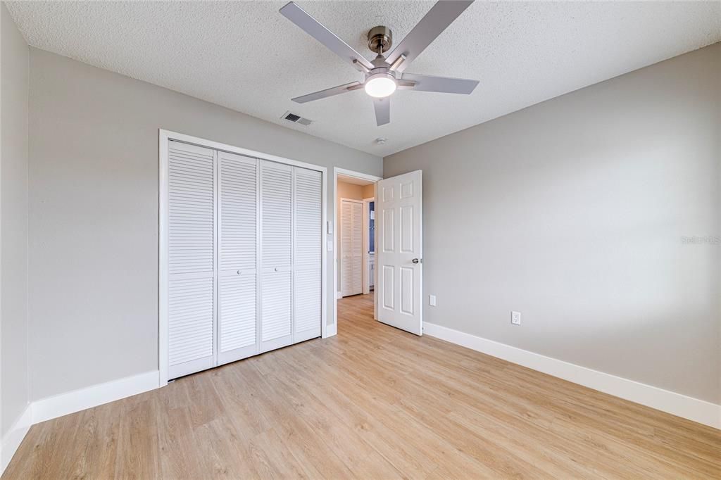 Под контрактом: $289,900 (3 спален, 2 ванн, 1372 Квадратных фут)