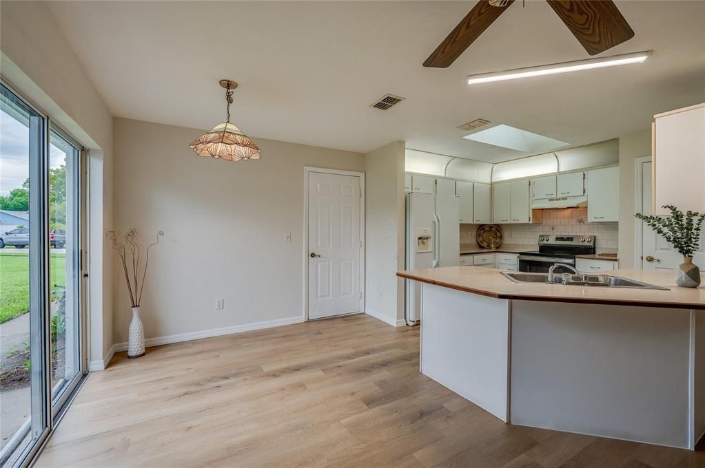 For Sale: $300,000 (3 beds, 2 baths, 1700 Square Feet)