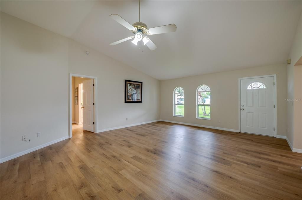For Sale: $300,000 (3 beds, 2 baths, 1700 Square Feet)