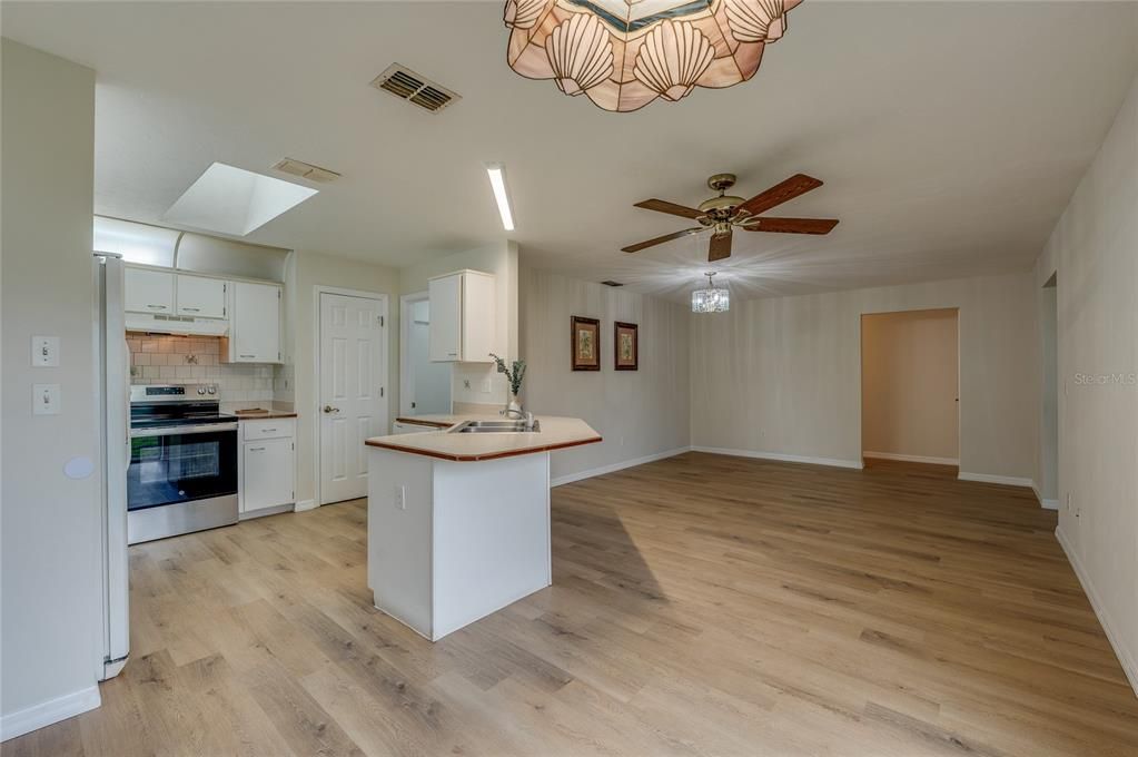For Sale: $300,000 (3 beds, 2 baths, 1700 Square Feet)