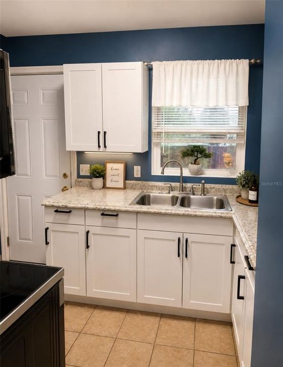 For Sale: $215,000 (3 beds, 1 baths, 876 Square Feet)