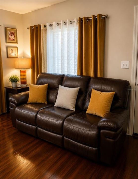 For Sale: $215,000 (3 beds, 1 baths, 876 Square Feet)