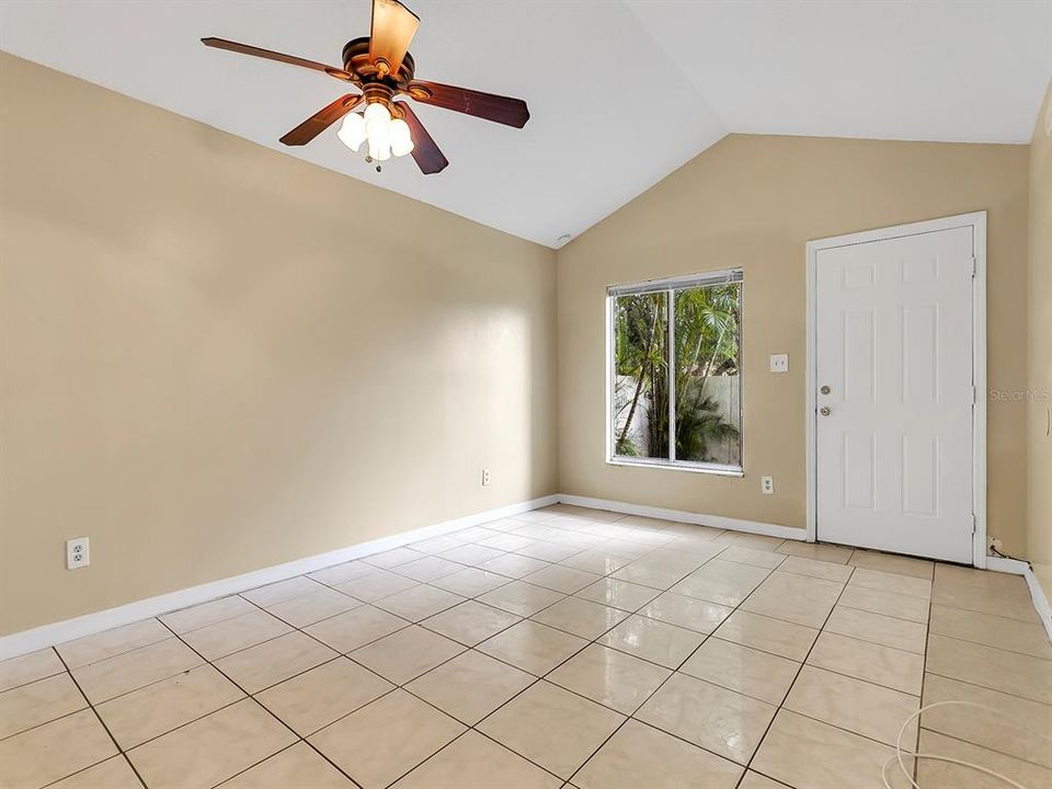 For Rent: $1,550 (2 beds, 1 baths, 818 Square Feet)
