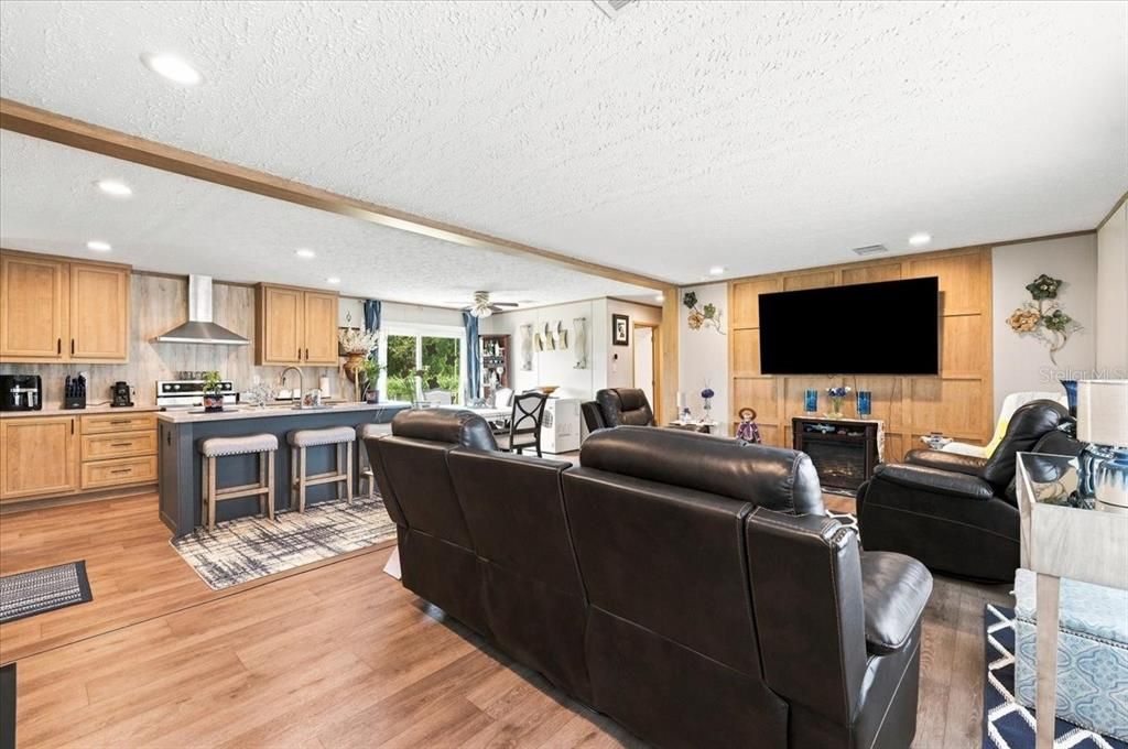 На продажу: $349,900 (3 спален, 2 ванн, 1568 Квадратных фут)