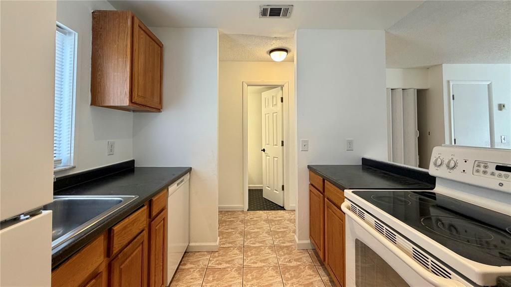 For Rent: $1,495 (2 beds, 1 baths, 996 Square Feet)