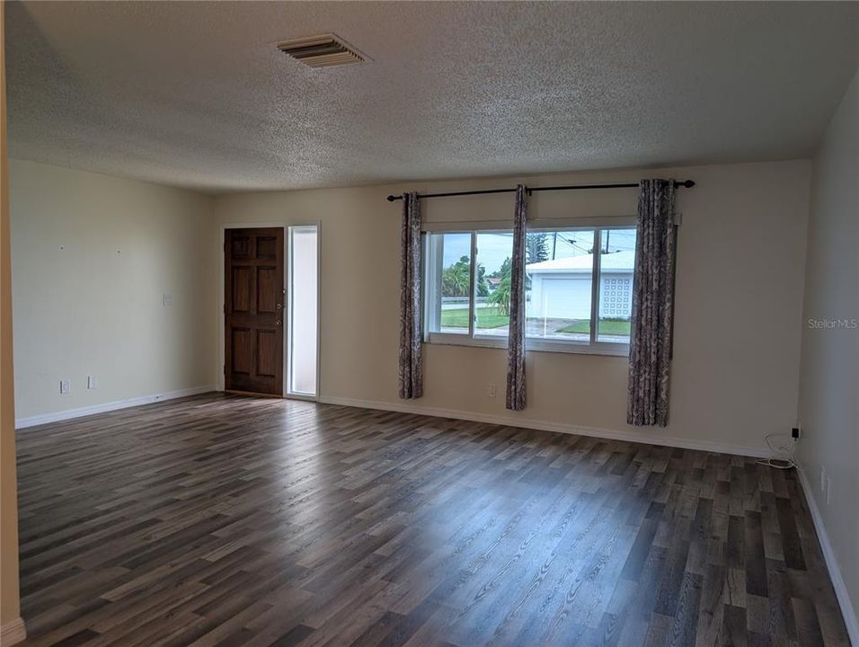 For Sale: $280,000 (2 beds, 2 baths, 1576 Square Feet)