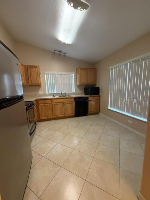 For Rent: $2,300 (3 beds, 2 baths, 1575 Square Feet)