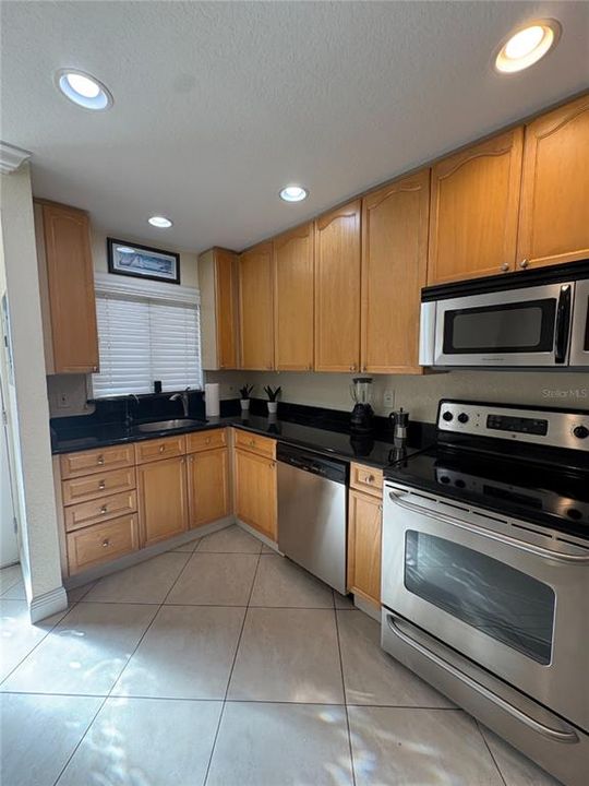 For Rent: $2,250 (1 beds, 1 baths, 735 Square Feet)