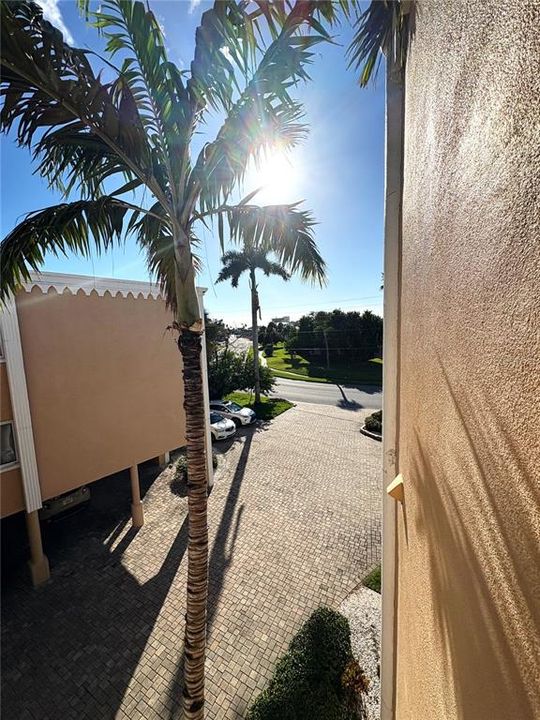 For Rent: $2,250 (1 beds, 1 baths, 735 Square Feet)