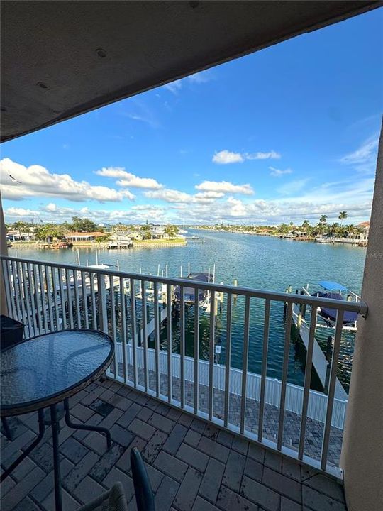 For Rent: $2,250 (1 beds, 1 baths, 735 Square Feet)