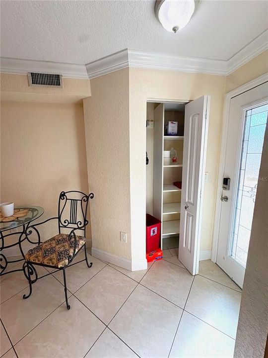 For Rent: $2,250 (1 beds, 1 baths, 735 Square Feet)
