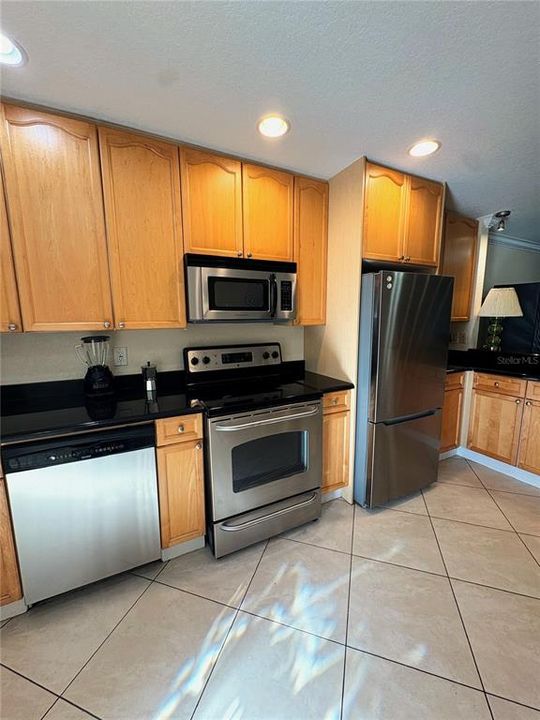 For Rent: $2,250 (1 beds, 1 baths, 735 Square Feet)