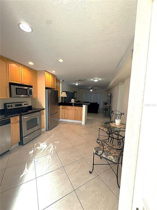 For Rent: $2,250 (1 beds, 1 baths, 735 Square Feet)