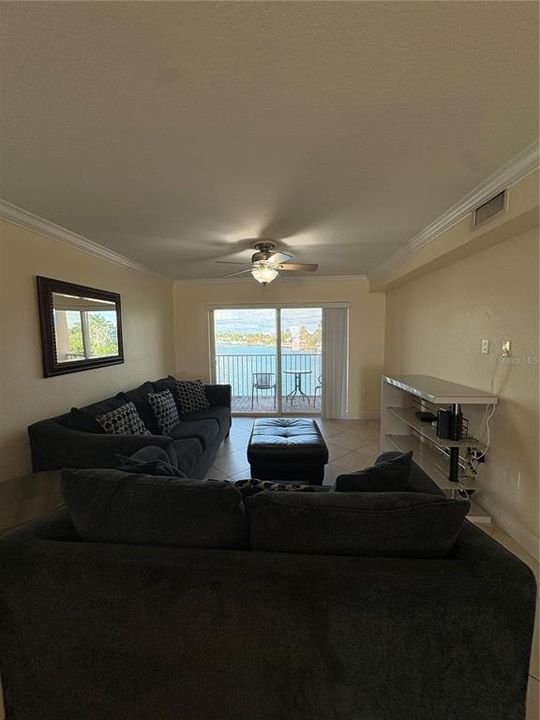 For Rent: $2,250 (1 beds, 1 baths, 735 Square Feet)