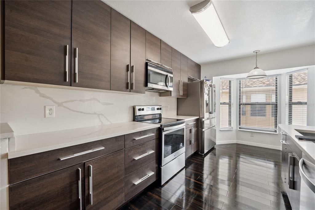 На продажу: $319,900 (2 спален, 2 ванн, 1212 Квадратных фут)