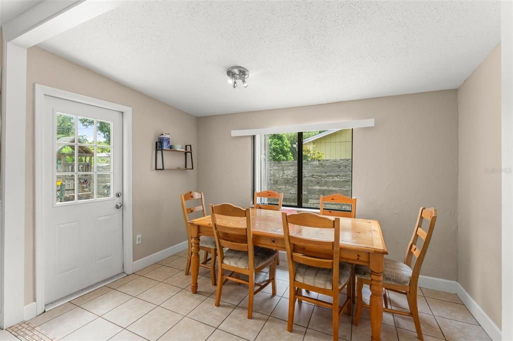 En Venta: $300,000 (4 camas, 2 baños, 1400 Pies cuadrados)