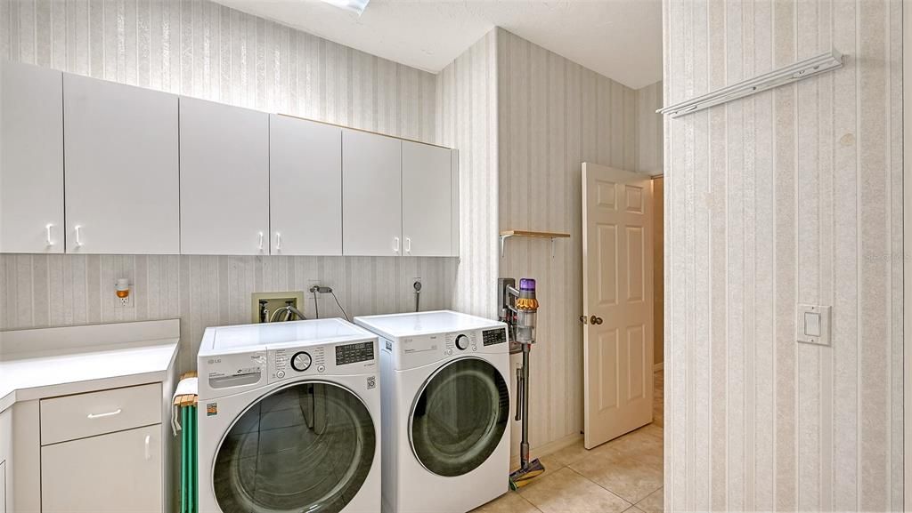 For Sale: $879,000 (3 beds, 4 baths, 2872 Square Feet)