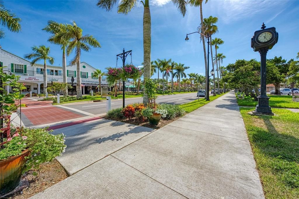 For Sale: $789,000 (2 beds, 2 baths, 1341 Square Feet)