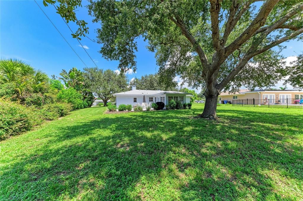 For Sale: $789,000 (2 beds, 2 baths, 1341 Square Feet)