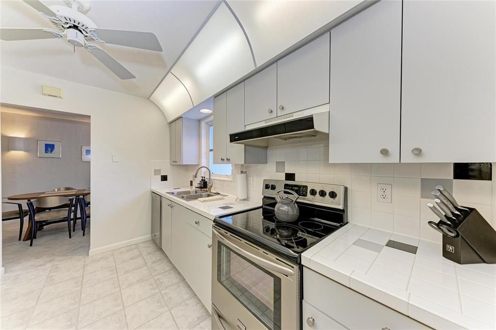 For Sale: $789,000 (2 beds, 2 baths, 1341 Square Feet)