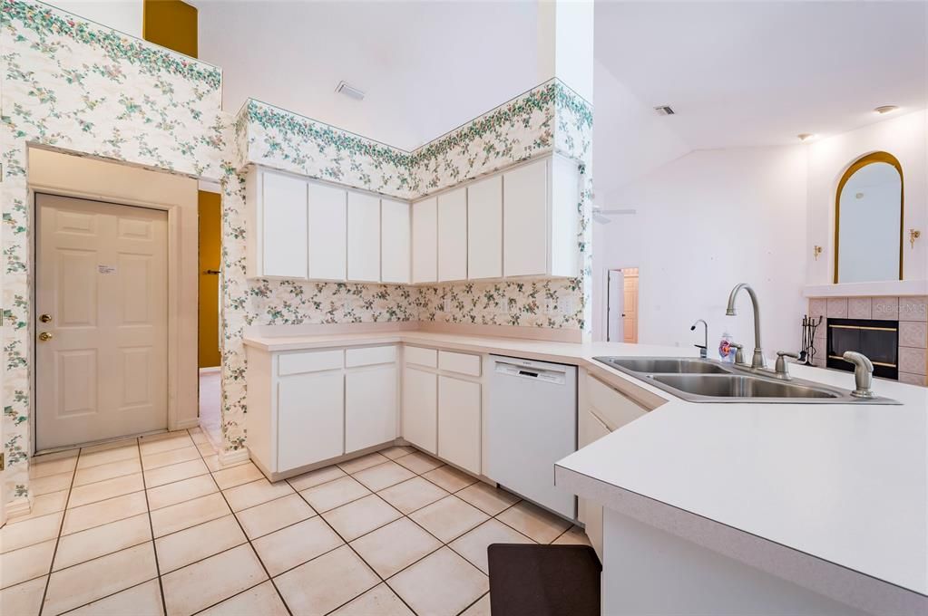 For Sale: $460,000 (4 beds, 2 baths, 1932 Square Feet)