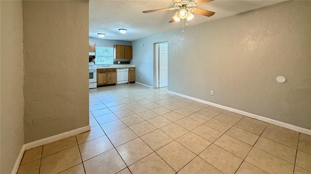 For Rent: $1,495 (3 beds, 2 baths, 949 Square Feet)