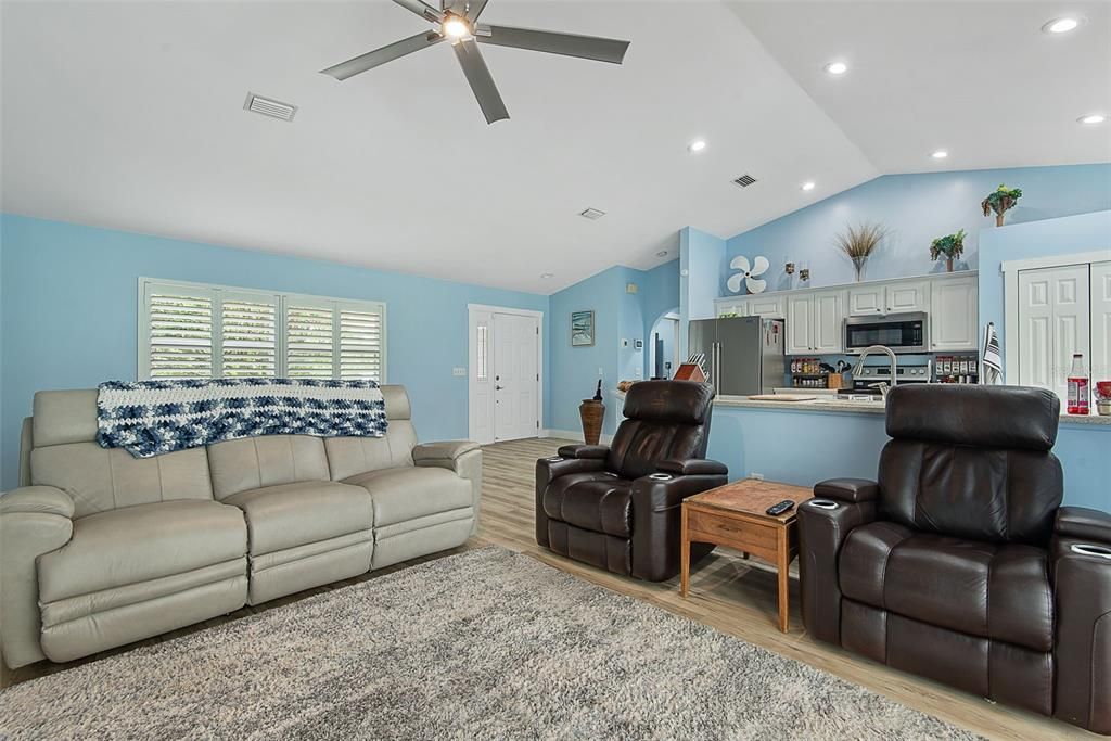Active With Contract: $414,000 (3 beds, 2 baths, 1602 Square Feet)