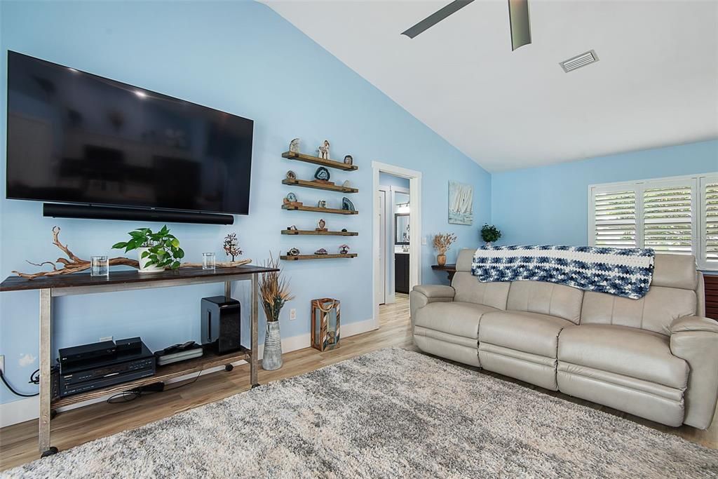 Active With Contract: $414,000 (3 beds, 2 baths, 1602 Square Feet)