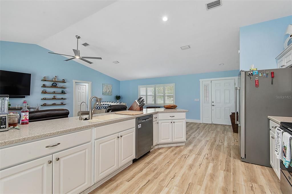 Active With Contract: $414,000 (3 beds, 2 baths, 1602 Square Feet)