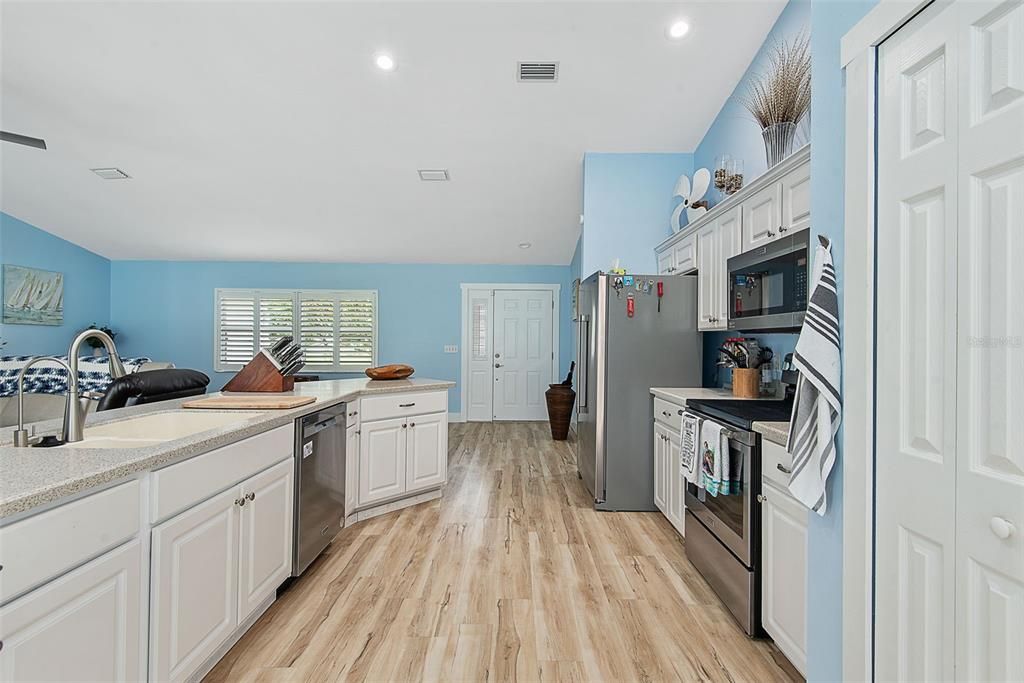 Active With Contract: $414,000 (3 beds, 2 baths, 1602 Square Feet)