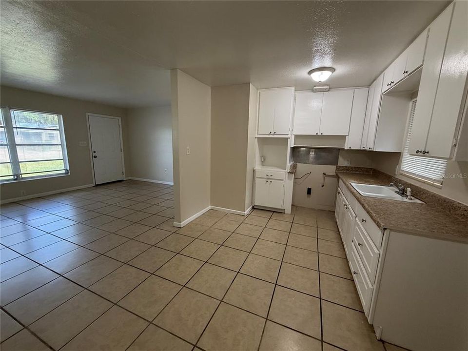 For Rent: $1,459 (3 beds, 1 baths, 958 Square Feet)
