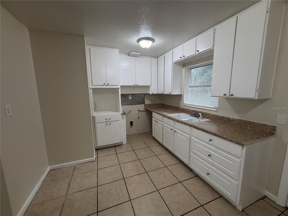 For Rent: $1,459 (3 beds, 1 baths, 958 Square Feet)