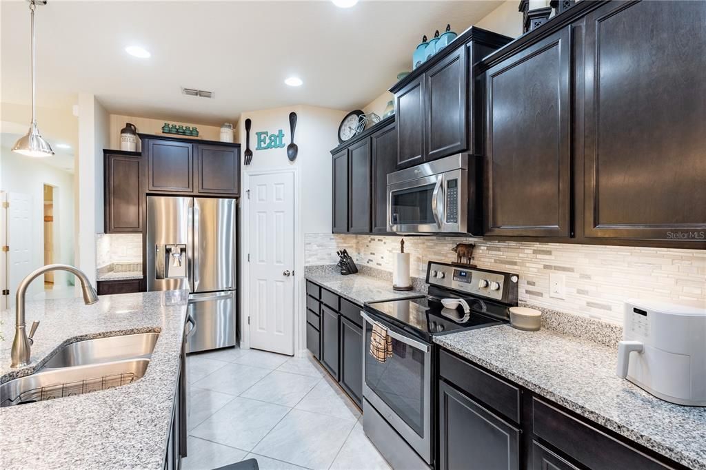 For Sale: $399,900 (4 beds, 2 baths, 1996 Square Feet)