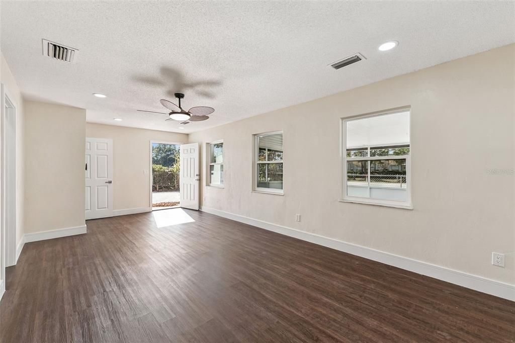 For Sale: $300,000 (4 beds, 2 baths, 1792 Square Feet)