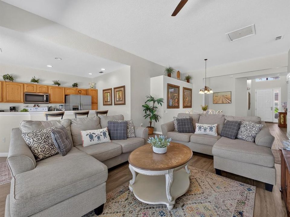 En Venta: $679,000 (5 camas, 5 baños, 2297 Pies cuadrados)