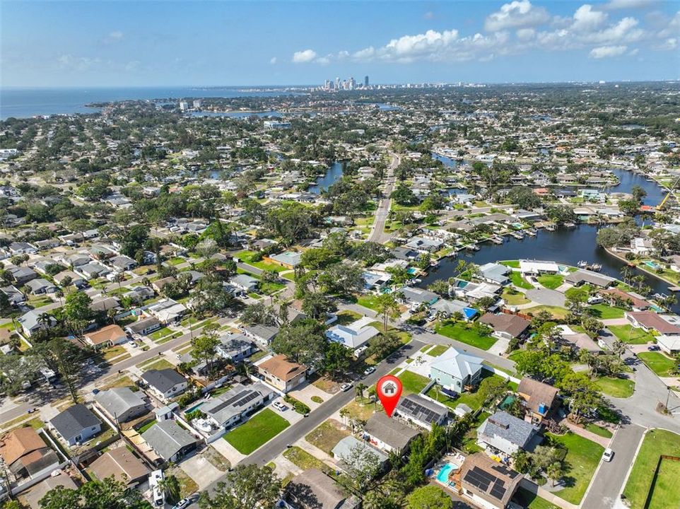 Active With Contract: $2,900 (2 beds, 2 baths, 1020 Square Feet)