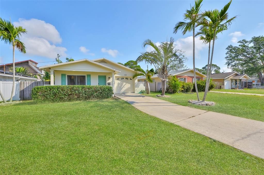 Active With Contract: $2,900 (2 beds, 2 baths, 1020 Square Feet)
