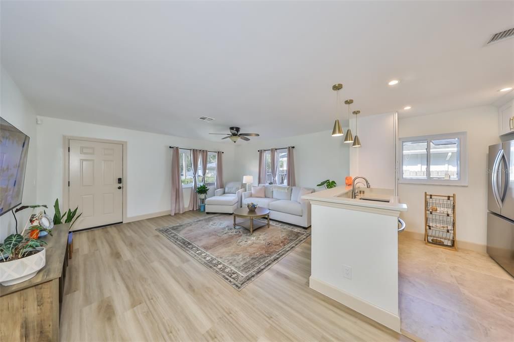 Active With Contract: $2,900 (2 beds, 2 baths, 1020 Square Feet)