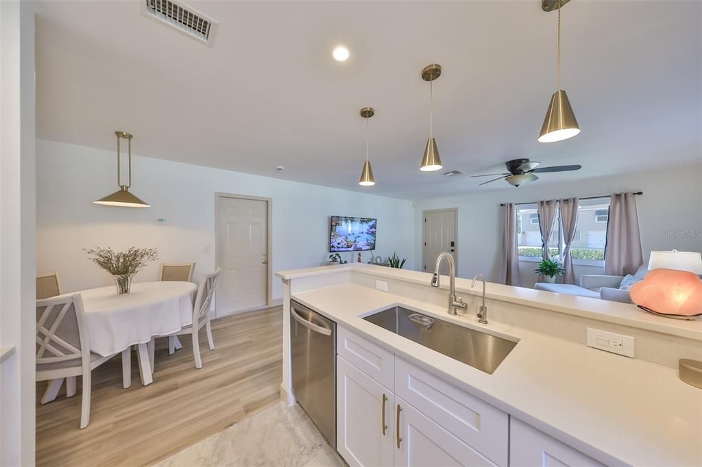 Active With Contract: $2,900 (2 beds, 2 baths, 1020 Square Feet)
